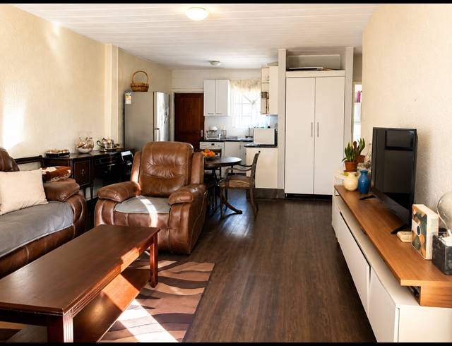 2 BEDROOM FLAT FOR SALE IN REWLATCH